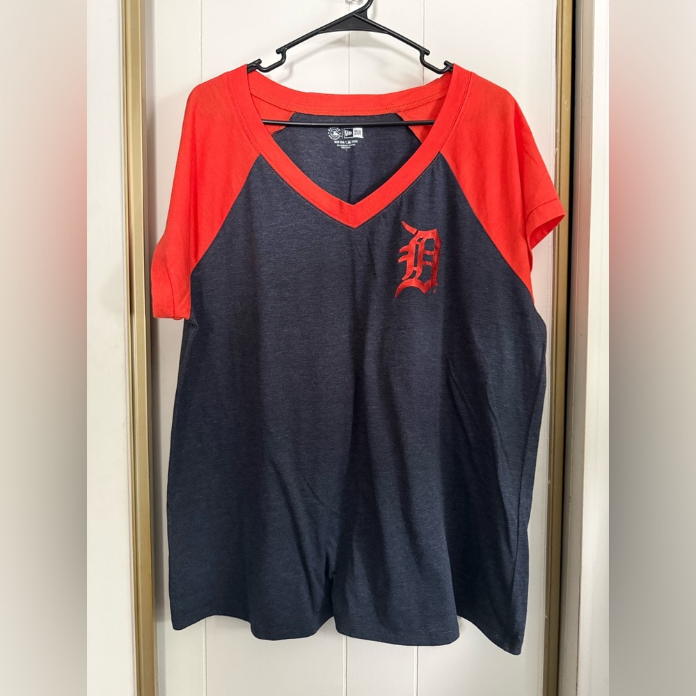 NWOT Torrid MLB Detroit Tigers Classic Fit Cotton Raglan V-Neck Tee size 1 - Picture 4 of 7